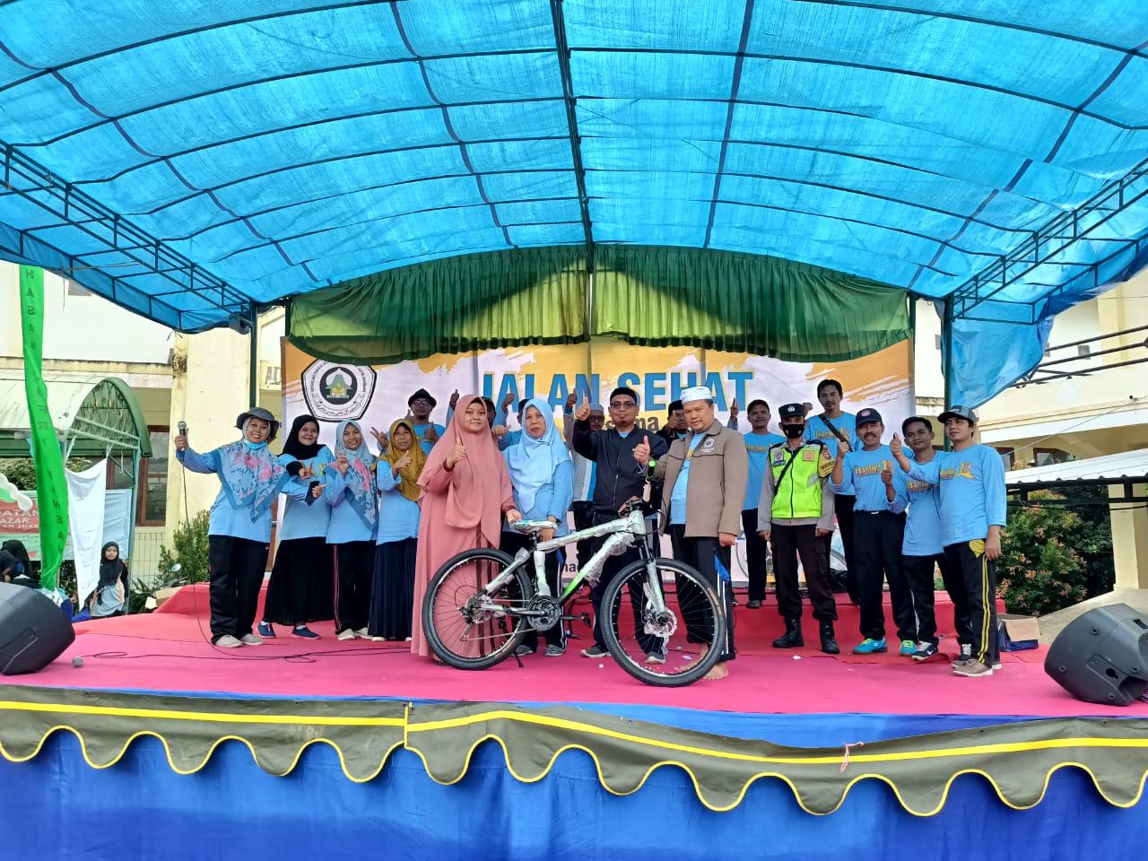 Peringati MILAD ke-12, STAIHA Bawean gelar jalan sehat dan bagi-bagi Dorprize
